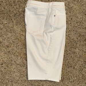 Women's WHITE denim SO SLIMMING GF SLIM LEG Short - Chico's size 00R/U.S.2